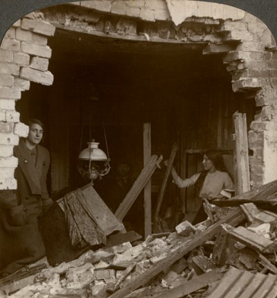 Bir Alman Zeplin bombasının verdiği hasar, Birinci Dünya Savaşı, 1914-1918. by Realistic Travels Publishers