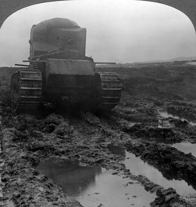 Çamurlu bir savaş alanında tazı tankı, Morcourt, Fransa, Birinci Dünya Savaşı, 1918. by Realistic Travels Publishers