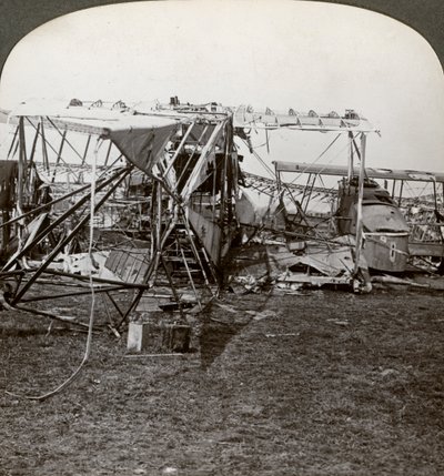 Hava savunmasını kırmaya çalışan bir Alman bombardıman uçağının enkazı, Birinci Dünya Savaşı, 1914-1918. by Realistic Travels Publishers