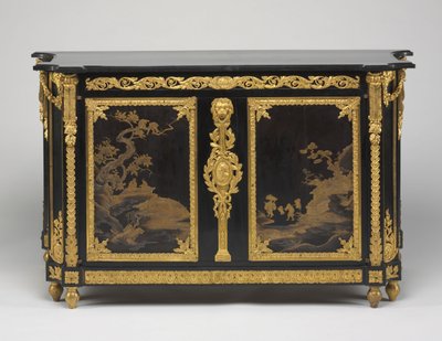 Çekmeceli Sandık (Komodin), c.1765-1770 (Japon lake panelli abanoz kaplama, yaldızlı bronz montaj parçaları ve mermer tabla) by Rene Dubois