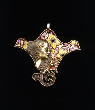 Genç bir kızı betimleyen bir kolye by Rene Jules Lalique
