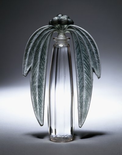 Bouchon Okaliptüs, No. 507, c.1919 (şeffaf, buzlu ve yeşil vitray) by Rene Jules Lalique