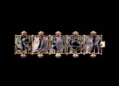 Altın, cam, emaye ve kalsedon baykuş ve yapraklı bileklik by Rene Jules Lalique