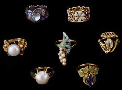 Mine, opal, inciler, ametist ve parlak pırlantalı altın, gümüş ve bakır yüzükler by Rene Jules Lalique