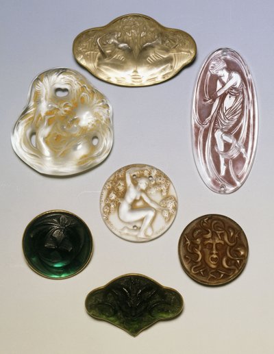 Çeşitli cam broşlar, mühürler ve kolye uçları by Rene Jules Lalique