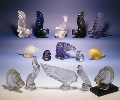Çeşitli cam araba maskotları (kuşlar, balıklar, atlar ve insan kafası) by Rene Jules Lalique