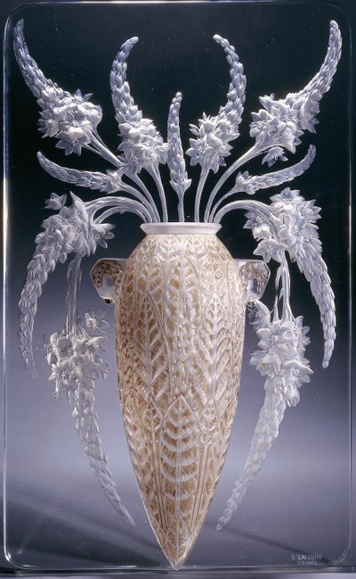 Vazo Veronique; bir çift kalıplanmış cam aplikeden biri, by Rene Jules Lalique