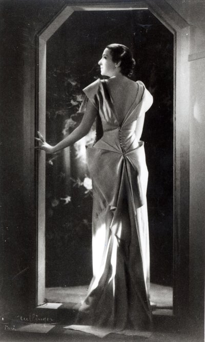Madeleine Vionnet (1876-1975) tarafından tasarlanan elbise by Reutlinger Studio