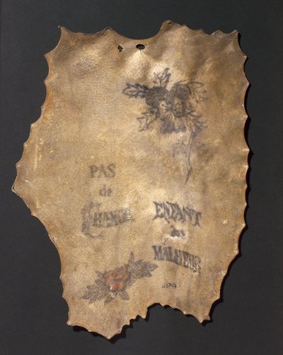 İnsan derisi, çiçek ve yazıtlarla dövülmüş, Fransızca by John Pardon