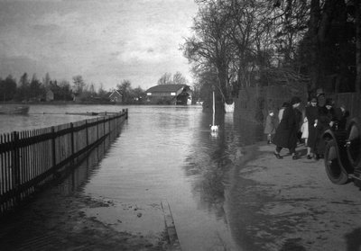 Sular altında kalan Thames Nehri by John Pardon