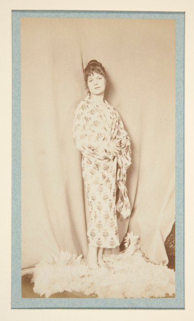 İsimsiz (ayakta duran kız) by Robert Demachy