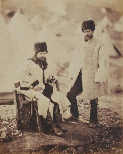 Kaptan Brown 4. (Kraliçenin Kendi) Hafif Ejderhalar Alayı ve Kışlık Elbiseli Hizmetkar, Kırım Savaşı ile ilgili 52 fotoğraftan oluşan bir albümden, 1855 by Roger Fenton
