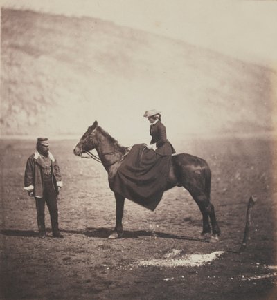 Henry Duberly Esq, Paymaster 8. (Kralın İrlanda Kraliyeti) Hafif Ejderhaları (Hussars) ve Bayan Duberly, bir ata binmiş, 1855 Kırım Savaşı ile ilgili 52 fotoğraftan oluşan bir albümden by Roger Fenton