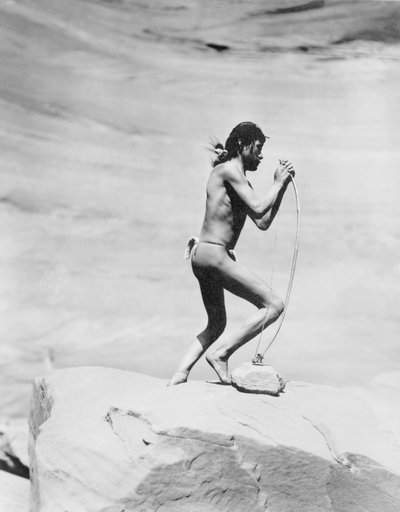 Navajo Kızılderilisi Yayı iple çekiyor, 1913 dolayları (s/b fotoğraf) by Roland W. Reed