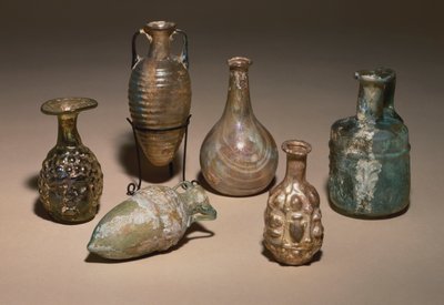 Bir grup hassas Roma üflemeli ve kalıp üflemeli cam kozmetik şişeleri, MS 1. yüzyıl by Roman