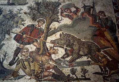 Bir avcı bir yaban domuzunun saldırısına uğrar, arkadaşlarından biri hayvanı mızrağıyla iter, "Küçük av partisi" detayı, 315-350 by Roman