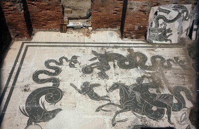 Antik Ostia (Ostia). Place des Corporations. Sabratha Denizciler Şirketi