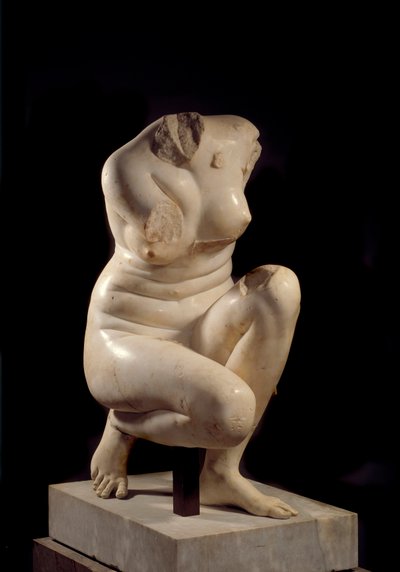 Afrodit çömelme. MS 2. yüzyıldan kalma mermer heykel. Güneş. 0,71 m Paris, Musee du Louvre. by Roman