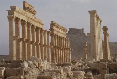 Şehrin ana eksenini oluşturan sütunlu caddenin en erken kısmı, 2. yüzyılın ilk yarısında inşa edilen 17. yüzyıldan kalma bir Arap kalesi olan Qalaat Ibn Maan