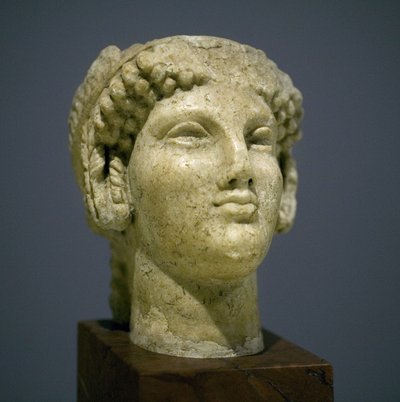 Kız başı (Kore), Helenistik Roma dönemi heykeli (bizim çağımızdan sonra 3. 2. yüzyıl), çok etkileyici yüz, doğuda belirgin elmacık kemikleri, gülümseme, kıvırcık saç, çağımızdan önce 6. yüzyılda uzun süre devam eden Ionie