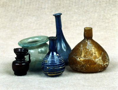 Parfüm, balzam ve merhem içeren cam şişeler ve şişeler. Roma dönemi. 1. yüzyıl. JC. by Roman