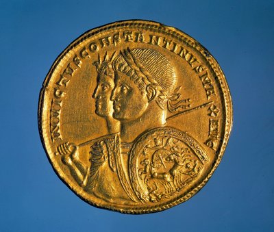 Büyük İmparator I. Konstantin'in tasviri ile dolu altın sikke (280-337) by Roman