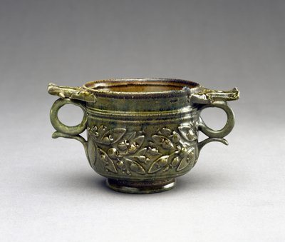 Yükseltilmiş Kulplu, Yeşil Camlı Skyphos, Yaprak ve Meyve Pervazları, AD 1-100 (pişmiş toprak) by Roman