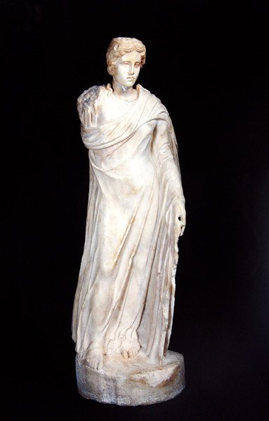 Kanephoros (mermer) by Roman