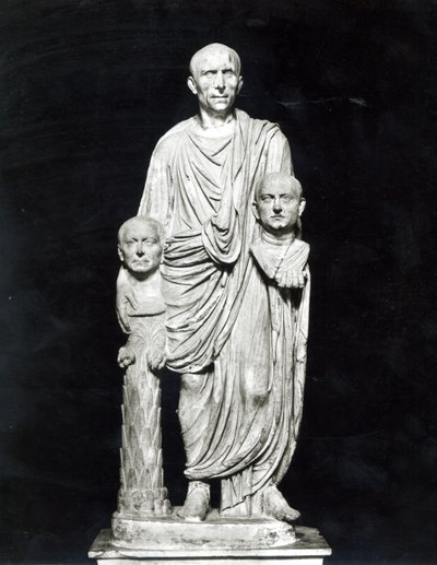 Lucius Junius Brutus atalarının büstlerini tutarken (mermer) (s/b fotoğraf) by Roman