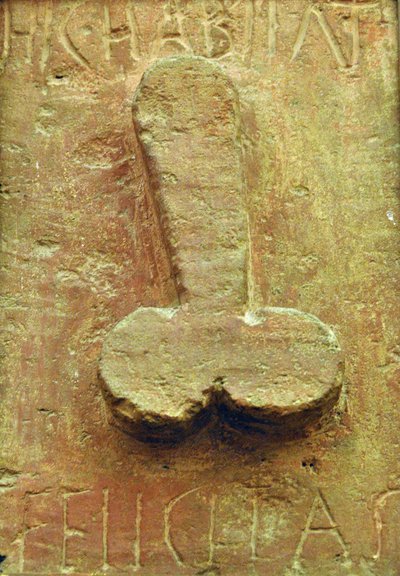 Latince yazılarla çevrili falluslu plak “Hic habitat felicitas” by Roman