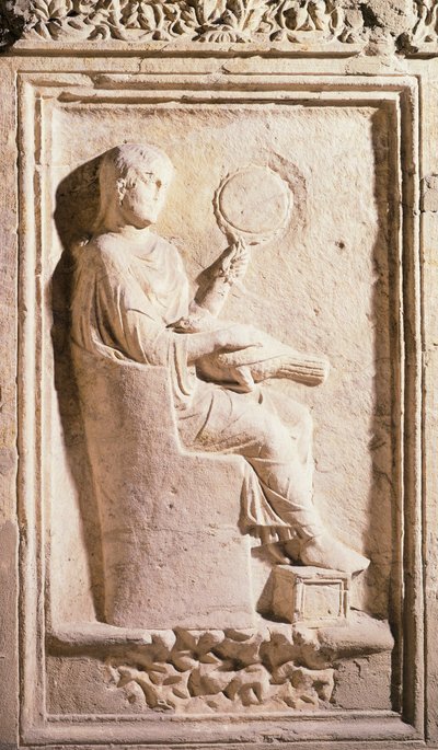 Romalı kadını aynalı tasvir eden rölyef by Roman