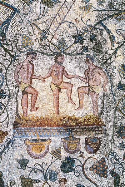 Roma Sanatı: Hasat Mozaiği. Ağzı almak için üzümleri ezen üç adamı temsil eden detay. Amfi tiyatronun Roma evi. 3. yüzyıl ap. JC. Merida İspanya - Roma sanatı: Üzüm Hasatının Mozaiği. Şarap presleme. Üç adamın ezilmesini gösteren detay by Roman