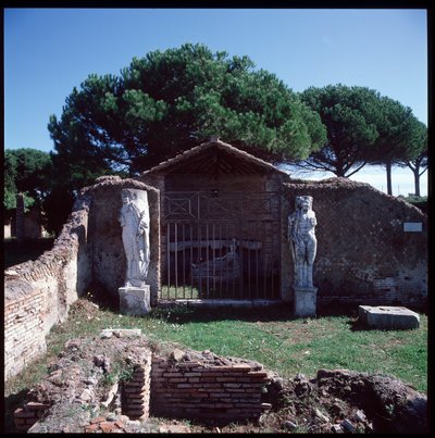 Roma Sanatı: ilahi Attis (veya Atys), bölge IV kutsal alanının kalıntılarının görünümü by Roman