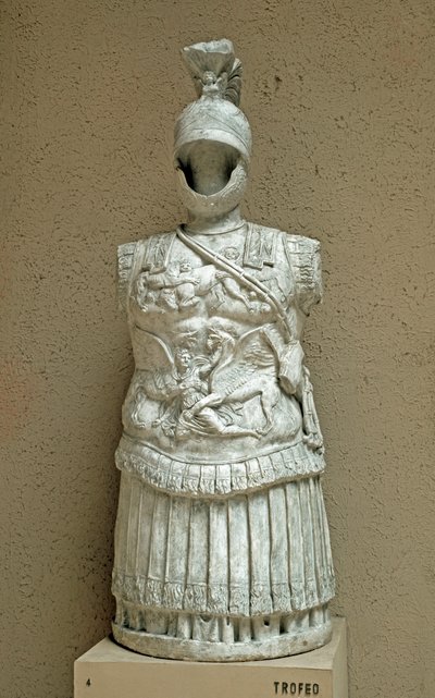 Roma sanatı: MÖ 1. yüzyıldan kalma Roma askerinin geçit töreni zırhı şeklinde silah kupası. Roma, Museo della Civilta Romana by Roman