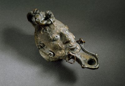 Roma sanatı: yüz şeklinde bronz kandil. MS 1. veya 2. yüzyıl. İspanya Museo di Ampurias (Empurias) by Roman