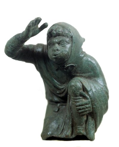 Roma sanatı: diz çökmüş ve üfleyen siyah kölenin bronz heykelciği. MS 2. veya 3. yüzyıl. Paris, Louvre Müzesi by Roman
