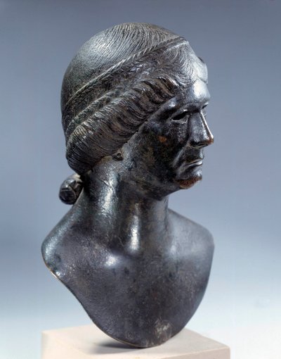 Roma sanatı: bronz kadın başı. MS 1. yüzyılın başı. Paris, Louvre Müzesi by Roman