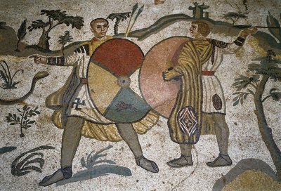 Roma sanatı: mozaiğin detayı “” Büyük av kısmı”” Avcıların büyük kalkanların silahları. 315-350 AD. Piazza Armerina, Villa Romana del Casale by Roman