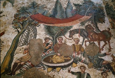 Roma sanatı: mozaiğin detayı “” Küçük av kısmı”” Avcılar bir ormanda dinlenir ve öğle yemeği yer. 315-350 AD. Piazza Armerina, Villa Romana del Casale by Roman