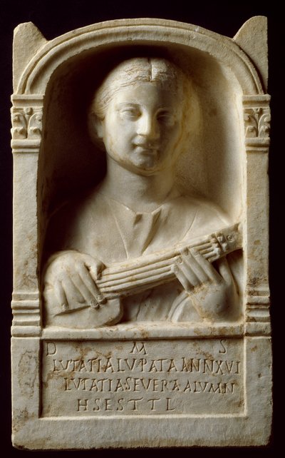 Roma sanatı: 16 yaşında bir müzik aleti çalarken ölen “Lutatia Lupata” adlı bir kadının cenaze steli. MS 2. yüzyıl. Museo Nacional de Arte Romano, Merida, İspanya by Roman