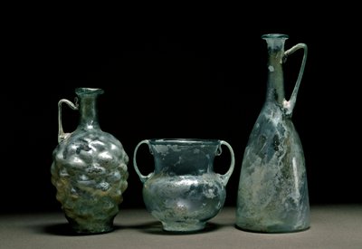 Roma sanatı: cam şişeler ve sürahi. MS 1. ve 2. yüzyıl. Museo Nacional de Arte Romano Madrid by Roman
