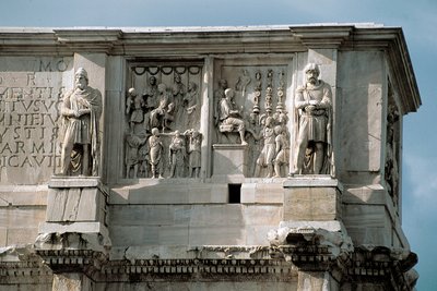 Roma sanatı: halka sübvansiyonların dağıtımını (solda) ve bir barbar liderin teslimiyetini (sağda) temsil eden alçak mermer kabartma. 312-315 AD. Konstantin Kemeri, Roma by Roman