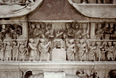 Roma sanatı: Cesar forumunda insanlara sübvansiyonların dağıtımını temsil eden alçak mermer kabartma. 312-315 AD. Konstantin Kemeri, Roma - Roma Sanatı. Halk arasında para dağıtan imparator (largitio). Rölyef, MS 312-315. Sabit Kemeri by Roman