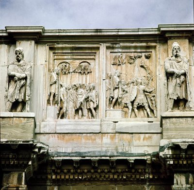 Roma sanatı: halka sübvansiyonların dağıtımını (solda) ve bir barbar liderin teslimiyetini (sağda) temsil eden alçak mermer kabartma. 312-315 AD. Konstantin Kemeri, Roma by Roman