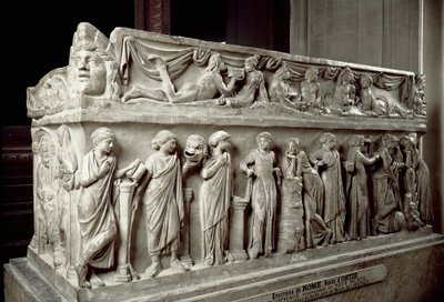 Roma sanatı: Mermer lahit, İlham perilerini ve bir ziyafet sahnesini betimleyen çorapları süslüyor. Ostia