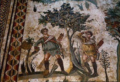 Roma sanatı: Bir ağacın altına yerleştirilmiş iki kuş avcısı. “Küçük av partisi” mozaiğinin detayı” MS 315-350. Piazza Armerina, Villa Romana del Casale by Roman