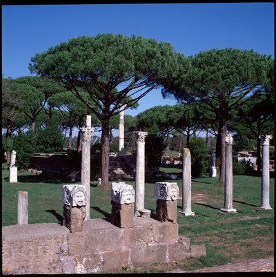 Roma sanatı: Ostia arkeolojik alanı olan Ceres Tapınağı kalıntılarının görünümü by Roman