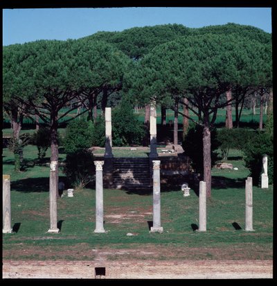 Roma sanatı: Ostia arkeolojik alanı olan Ceres Tapınağı kalıntılarının görünümü by Roman