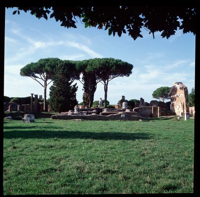 Roma sanatı: Roma Tapınağı ve Augustus kalıntılarının görünümü, Ostia arkeolojik alanı by Roman