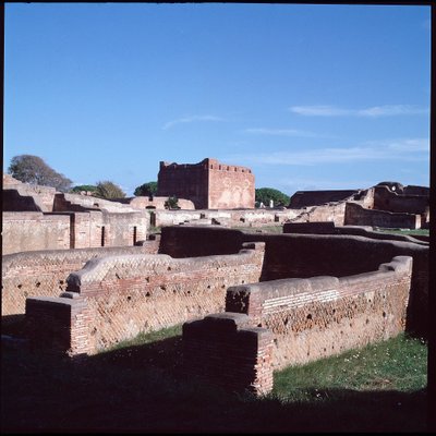 Roma sanatı: Ostia arkeolojik alanının kalıntılarının görünümü by Roman